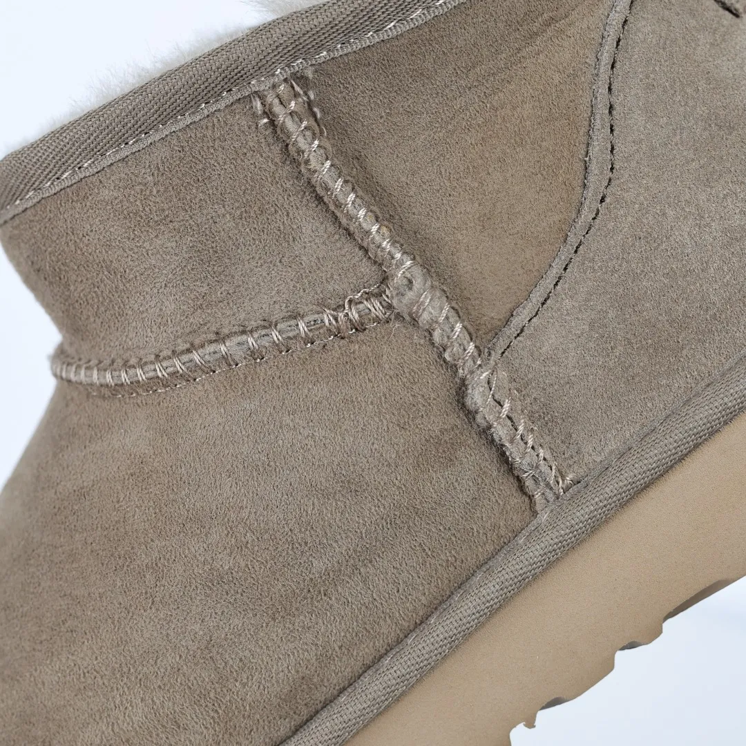 Pick up locally 💰520 Core recommendation Good price It is a very suitable choice for home furnishings. In the new year, uug launched a series of styles, which are partial to the preferences of young consumers and have also moved to the forefront of fashion trends. Shoe body material: water-repellent coated suede upper, 17mm UGGPURE™ implantable wool insole, lightweight non-slip and comfortable rubber outsole, with brand LOGO and trademark. Comes with a full set of packaging. Size: 35 36 37 38 39 40 41 42 43 44